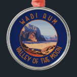 Wadi Rum Jordan Retro Verdrietige Cirkel Metalen Ornament<br><div class="desc">Wadi Rum retro vector reisontwerp. Wadi Rum,  ook wel de Vallei van de Maan genoemd,  is een woestijnlandschap dat zich uitstrekt in de horizon,  het rode,  zanderige terrein dat wordt gekenmerkt door fantastische rotsformaties.</div>