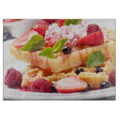 Wafelkoek met verse besvruchten snijplank (Voorkant)