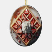 Wafels slagroom en aardbeien Kerstmis Keramisch Ornament (Rechts)