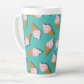 Waffle-kegels, ijs en bevroren yoghurtpatroon latte mok (Linkerhoek)