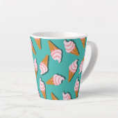 Waffle-kegels, ijs en bevroren yoghurtpatroon latte mok (Rechterhoek)