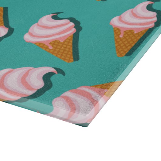 Waffle-kegels, ijs en bevroren yoghurtpatroon snijplank (Hoek)