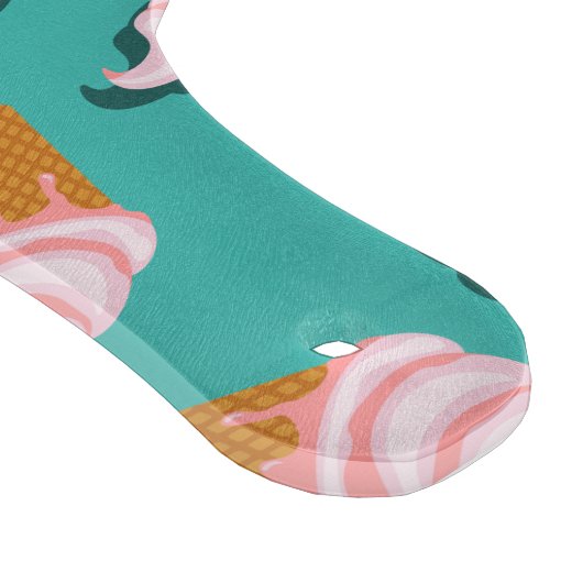 Waffle-kegels, ijs en bevroren yoghurtpatroon snijplank (Hoek)