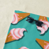 Waffle-kegels, ijs en bevroren yoghurtpatroon strandlaken (In situ)