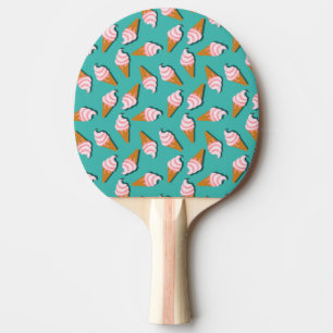 Waffle-kegels, ijs en bevroren yoghurtpatroon tafeltennisbatje