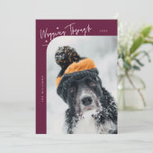Wagging Door Winter Hond Cranberry Kerstmis Feestdagenkaart (Staand voorkant)