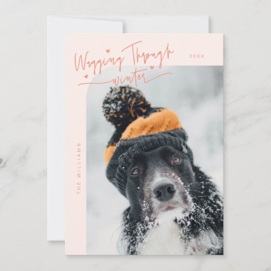 Wagging Door Winter Hond Foto Perzik Kerstmis Feestdagenkaart (Voorkant)