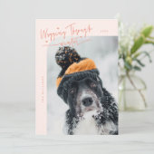 Wagging Door Winter Hond Foto Perzik Kerstmis Feestdagenkaart (Staand voorkant)
