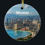 Waikiki Keepomwille Keramisch Ornament<br><div class="desc">Een unieke gave of een unieke hoede voor de Hawaiiaanse reiziger. Het uitzicht Waikiki en Honolulu van de iconic Diamond Head Crater. En de Hawaiian Green Zee schildpad slaapt op Laniakea Beach aan de achterkant. De naam van het eiland en de jaardatum zijn klantgericht.</div>