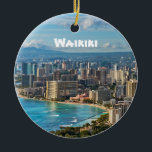 Waikiki Keepomwille Keramisch Ornament<br><div class="desc">Een unieke gave of een unieke hoede voor de Hawaiiaanse reiziger. Het uitzicht Waikiki en Honolulu van de iconic Diamond Head Crater. En de Hawaiian Green Zee schildpad slaapt op Laniakea Beach aan de achterkant. De naam van het eiland en de jaardatum zijn klantgericht.</div>
