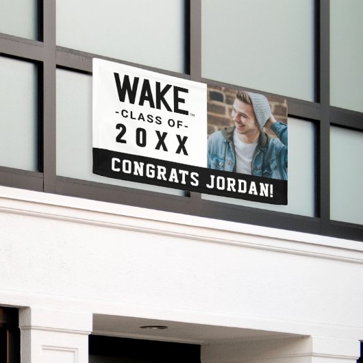 Wake Forest-universiteit | Wake Wordmark Spandoek (Buitenkant Gebouw)