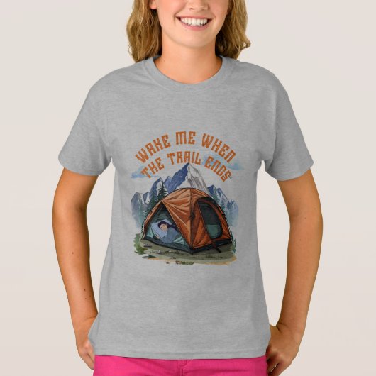 WAKE ME WHEN THE TRAIL ENDS.” – LAZY CAMPER TEE T-SHIRT (Voorkant)
