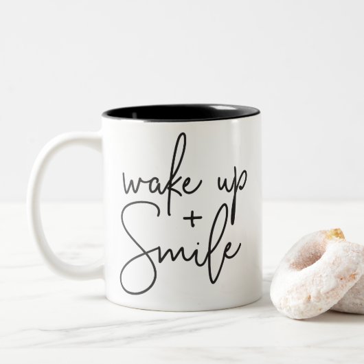 WAKE UP AND SMILE moderne schattige hand geletterd Tweekleurige Koffiemok (Met donut)
