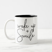 WAKE UP AND SMILE moderne schattige hand geletterd Tweekleurige Koffiemok (Links)