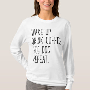 Wake Up Drink Coffee Hug Dog Herhalen - Slogan T-shirt