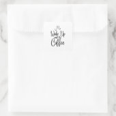 Wake-up typografie met koffiegeur vierkante sticker (Tas)