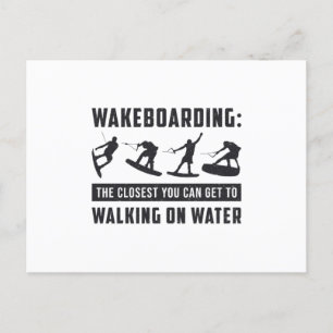 Wakeboarder wakeboarden die op watergolf lopen briefkaart