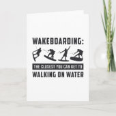 Wakeboarder wakeboarden die op watergolf lopen kaart (Voorkant)