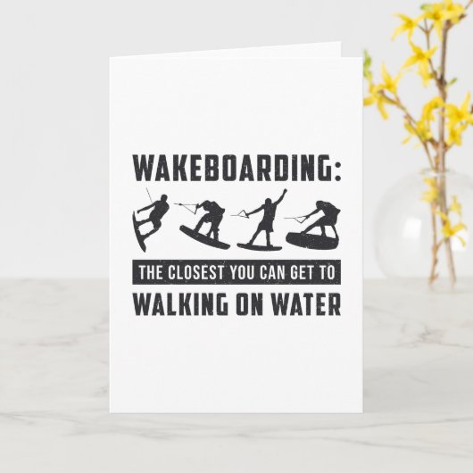 Wakeboarder wakeboarden die op watergolf lopen kaart (Gele Bloem)
