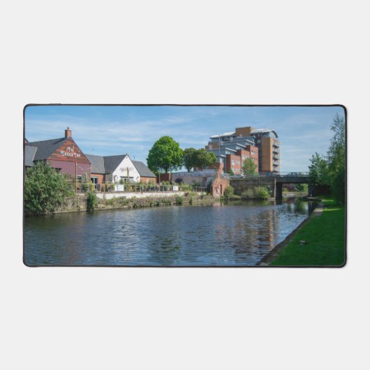 Wakefield Canal Side: Historic Pub and Apartments Bureaumat (Voorkant)