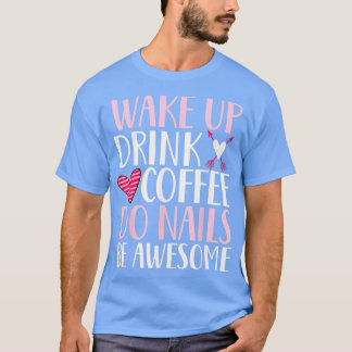 Wakker worden drink koffie nagelt schattige nagelt t-shirt