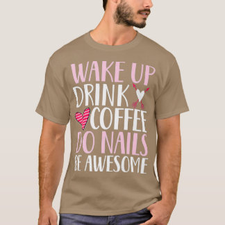 Wakker worden drink koffie nagelt schattige nagelt t-shirt