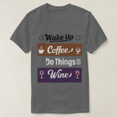 Wakker worden koffie doen dingen wijn t-shirt (Design voorkant)