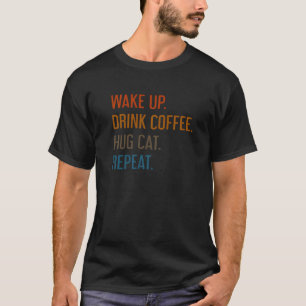 Wakker Worden Koffie Drinken Kat Knuffelen Herhale T-shirt