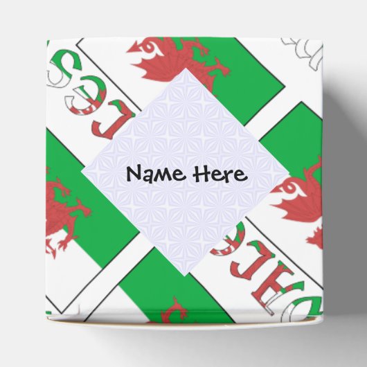 Wales and Welsh Flag Tiled Personalized Heart Bedankdoosjes (Bovenkant)