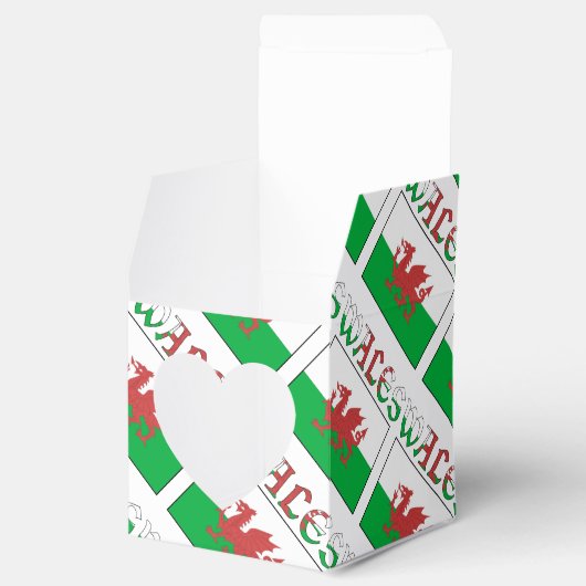 Wales and Welsh Flag Tiled Personalized Heart Bedankdoosjes (Geopend)