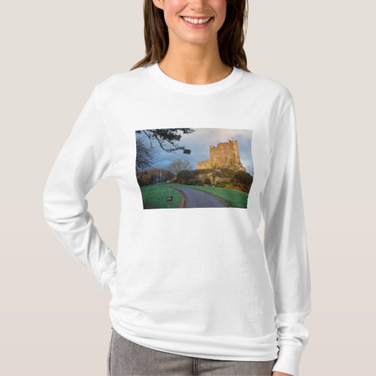 Wales - Een privé welsh castle bij St. T-shirt (Voorkant)