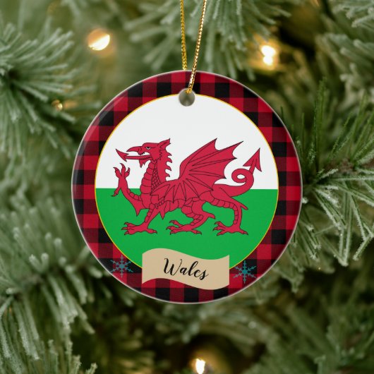 Wales, Red buffalo plaid & Welsh Flag Keramisch Ornament (Boom)