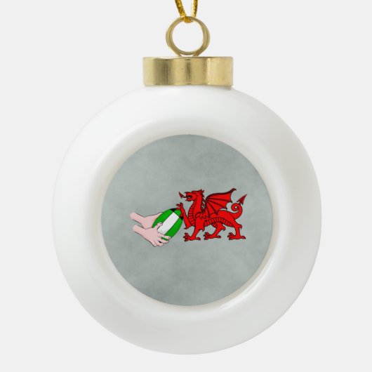Wales Rugby Team Dragon met Rugby Ball Keramische Bal Ornament (Voorkant)