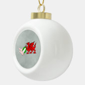 Wales Rugby Team Dragon met Rugby Ball Keramische Bal Ornament (Rechts)