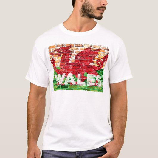 Wales Vlag op Baksteen T-shirt (Voorkant)