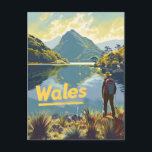 Wales Wandelen Briefkaart<br><div class="desc">Een boeiende en nostalgische afbeelding van wandelen in Wales, bekend om zijn ruige landschappen en schilderachtig schoonheid. Het ontwerp toont de indrukwekkende bergen van Snowdonia, weelderige groene valleien en schilderachtig kustpaden. Het kunstwerk, dat in een stijl wordt weergegeven, roept de avontuurlijke sfeer en serene schoonheid van wandelen in Wales op...</div>