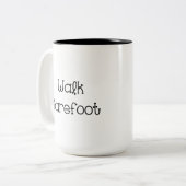 Walk Barefoot Text Gezegden Tweekleurige Koffiemok (Voorkant links)