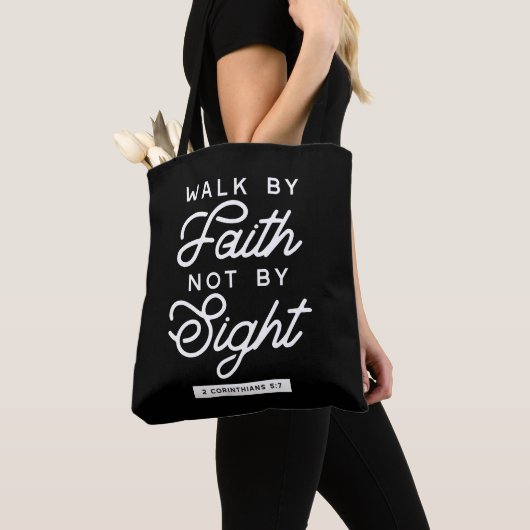 "Walk by Faith" Bijbelverse Typografie Design II Tote Bag (Dichtbij)