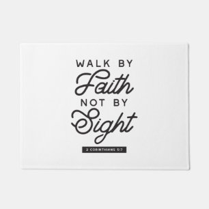 "Walk by Faith" Bijbelverse typografie Deurmat
