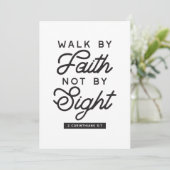 "Walk by Faith" Bijbelverse typografie Feestdagenkaart (Staand voorkant)