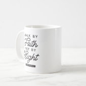"Walk by Faith" Bijbelverse typografie Koffiemok (Voorkant links)