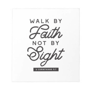 "Walk by Faith" Bijbelverse typografie Notitieblok