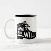 Walk the Wild Hiking Boot Graphic Design Tweekleurige Koffiemok (Links)