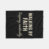Walking By Faith Tripng Constantly  Fleece Deken (Voorkant (Horizontaal))