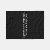Walking By Faith Tripng Constantly Funny Saying Qu Fleece Deken (Voorkant (Horizontaal))