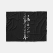 Walking By Faith Tripng Constantly Funny Saying Qu Fleece Deken (Voorkant (Horizontaal))