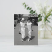 Walking Hand in Hand, 1924 Briefkaart (Staand voorkant)
