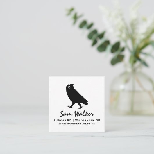 Walking Owl Silhouette | Wildlife Black en White Vierkante Visitekaartje (Staand voorkant)