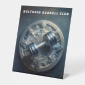 Wall Logo van Halfhyde's Barbell Club Reclamebord Met Voetstuk (Voorkant)