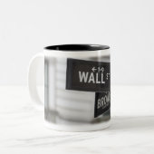 Wall Street Coffee Cup Tweekleurige Koffiemok (Voorkant links)